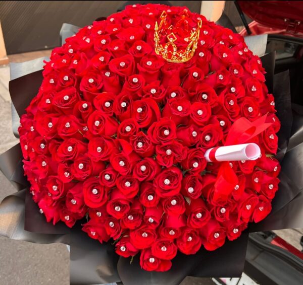 RAMO BUCHON DE 200 ROSAS CON PINES Y CORONA