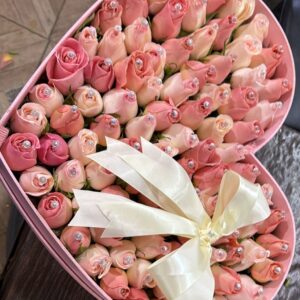 CORAZON DE 100 ROSAS CON PINES