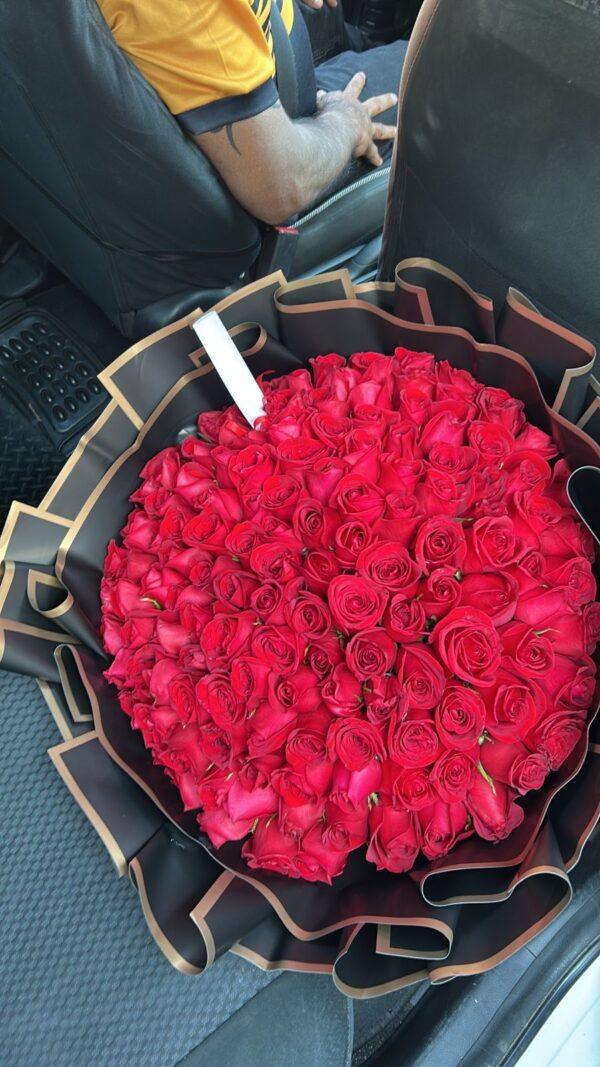 RAMO BUCHON DE 100 ROSAS ROJAS