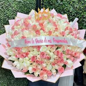RAMO BUCHON DE 200 ROSAS CON CINTA PERSONALIZADA