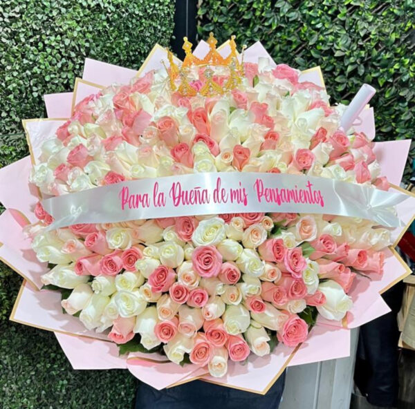 RAMO BUCHON DE 200 ROSAS CON CINTA PERSONALIZADA