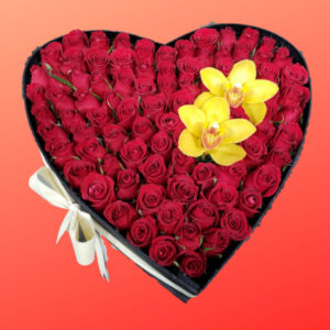 CORAZON CON 100 ROSAS Y 2 ORQUIDEAS