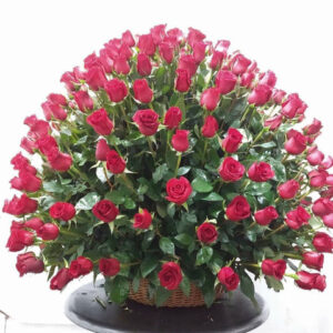 CANASTA CON 200 ROSAS ROJAS.