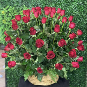 CANASTA DE 60 ROSAS ROJAS.