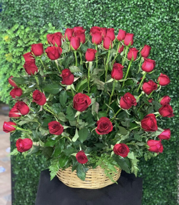 CANASTA DE 60 ROSAS ROJAS.