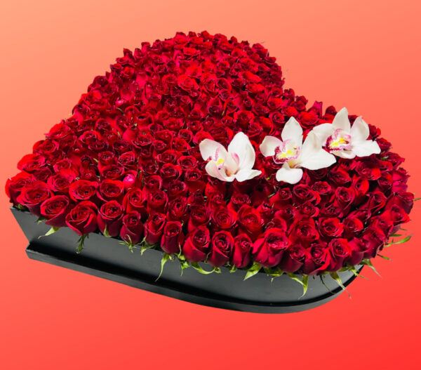 CORAZON DE 250 ROSAS ROJAS Y 3 ORQUIDEAS