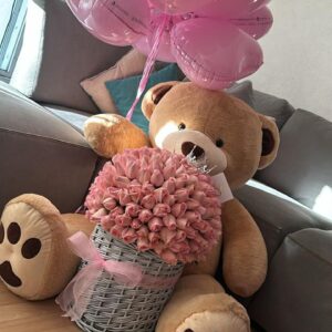 OSO CON ARREGLO DE ROSAS Y GLOBOS