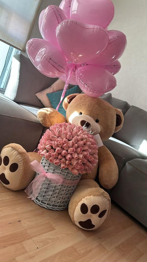 OSO CON ARREGLO DE ROSAS Y GLOBOS