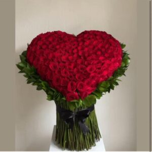 CORAZON CON 200 ROSAS Y FOLLAJE