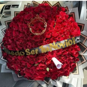RAMO BUCHON CON 200 ROSAS ROJAS CORONA Y CINTA PERSONALIZADA