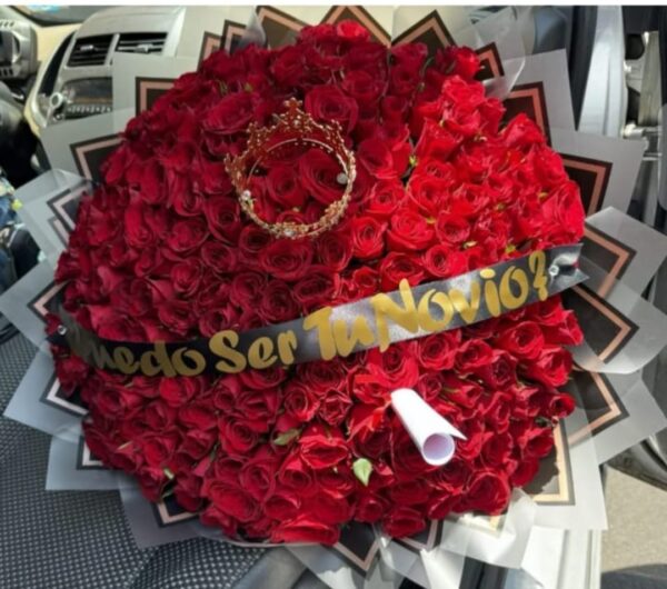 RAMO BUCHON CON 200 ROSAS ROJAS CORONA Y CINTA PERSONALIZADA