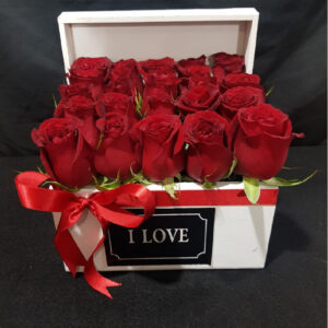 CAJA DE MADERA CON 25 ROSAS
